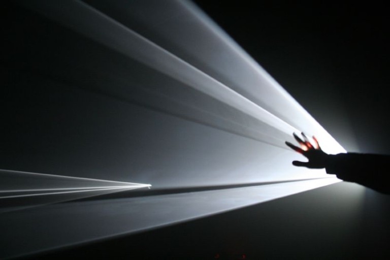 Anthony McCall: luce solida in movimento