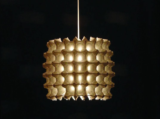 Eggs Crate Lamp: un lampadario biodegradabile di ispirazione eco-compatibile