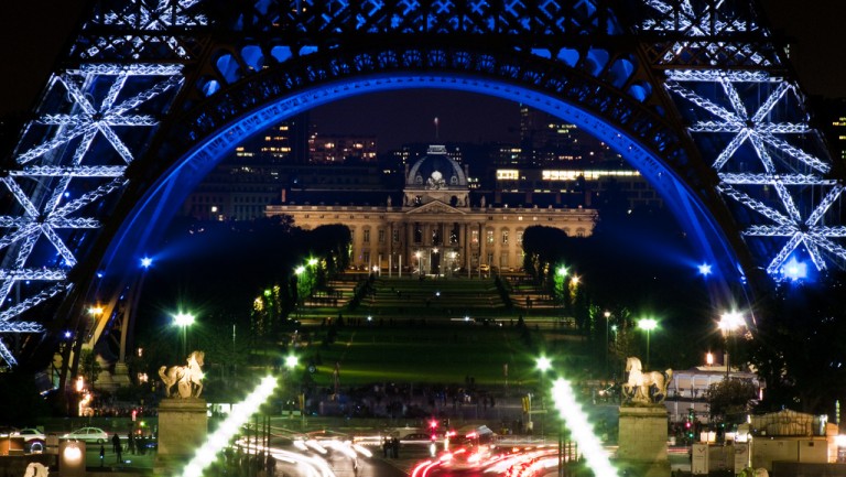 La Tour Eiffel si veste di LED