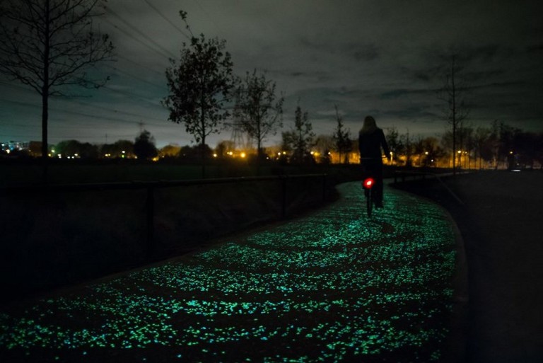 La pista ciclabile Van Gogh, illuminazione integrata con il paesaggio